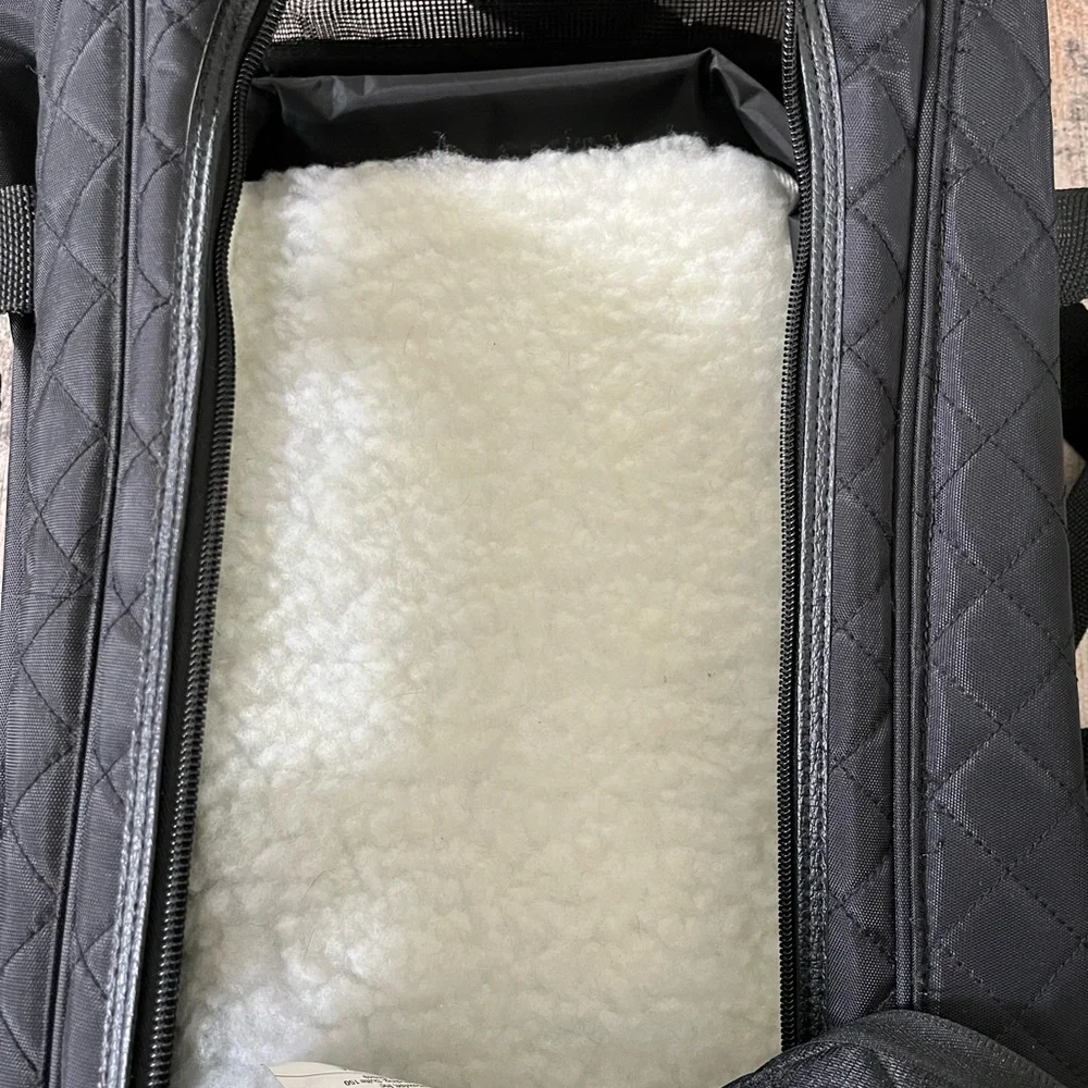 Sherpa - Original Deluxe Travel Bag Pet Carrier size medium- TSA APPROVED